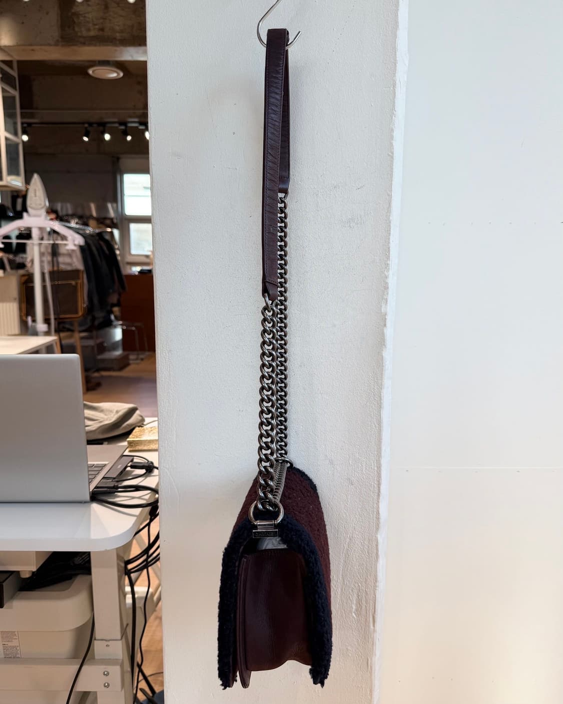 샤넬 브라운 시어링 라지 보이 숄더백 상품이미지6