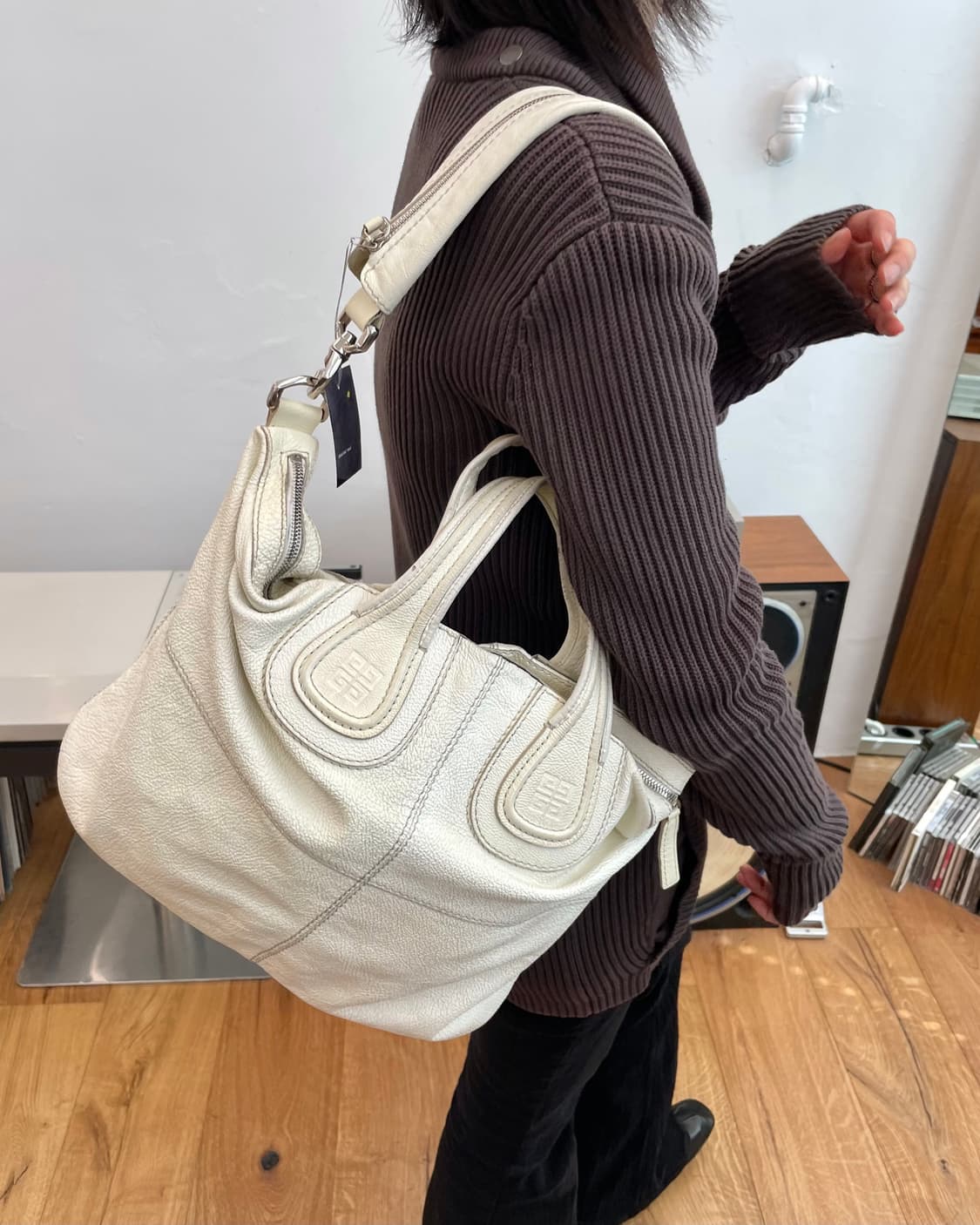 지방시 페이던트 레더 백 상품이미지1