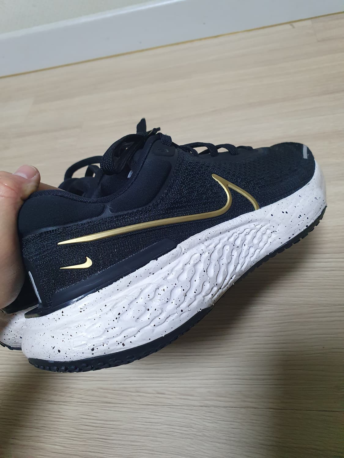 나이키 줌X 인빈서블 런 블랙 골드 265 상품이미지7