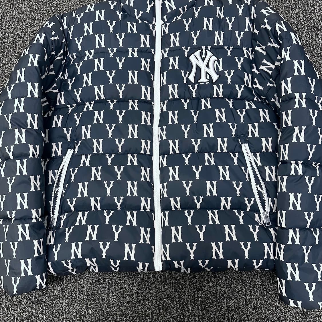 MLB 엠엘비 모노그램 양키스 패딩 점퍼 L 상품이미지3
