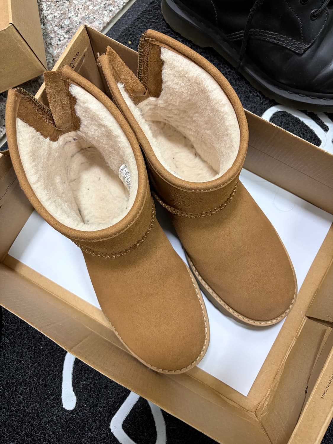 어그 클래식 미니로고 ZIP 어그 230 상품이미지1