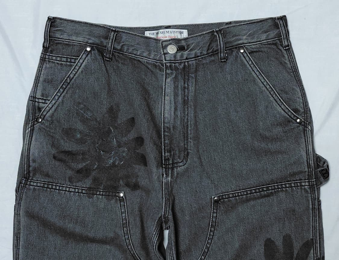 [L] 더 뮤지엄 비지터 플라워 아트워크 더블니 카펜터 데님 팬츠 상품이미지3