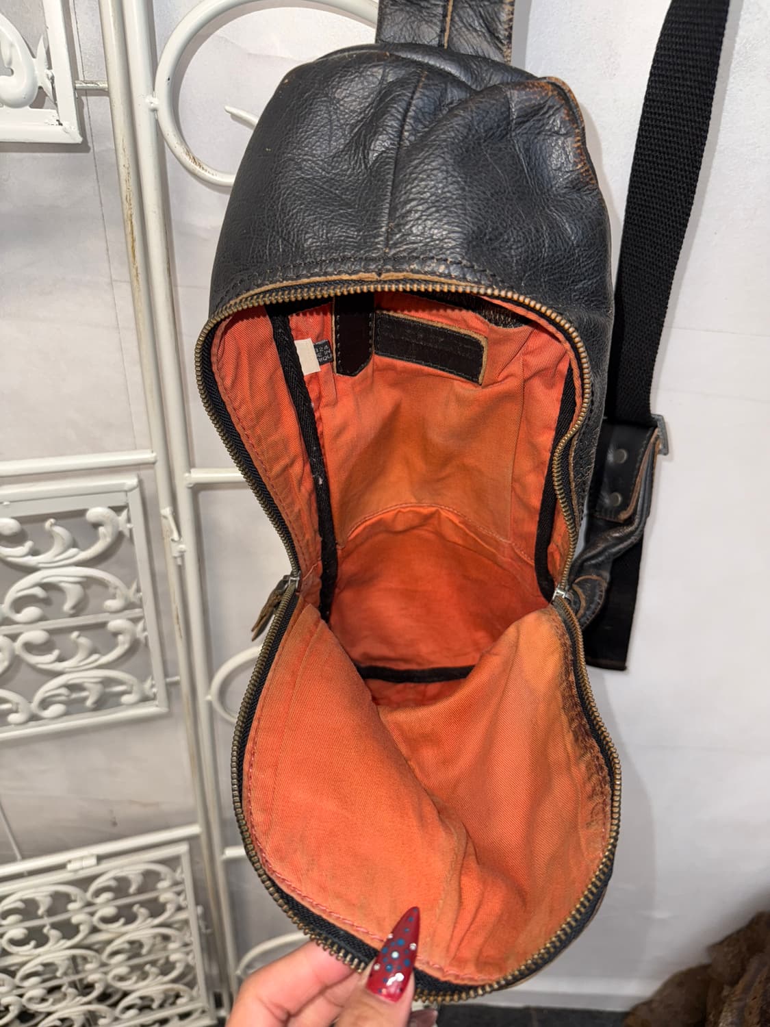 DIESEL aging brown cowhide body bag 상품이미지4