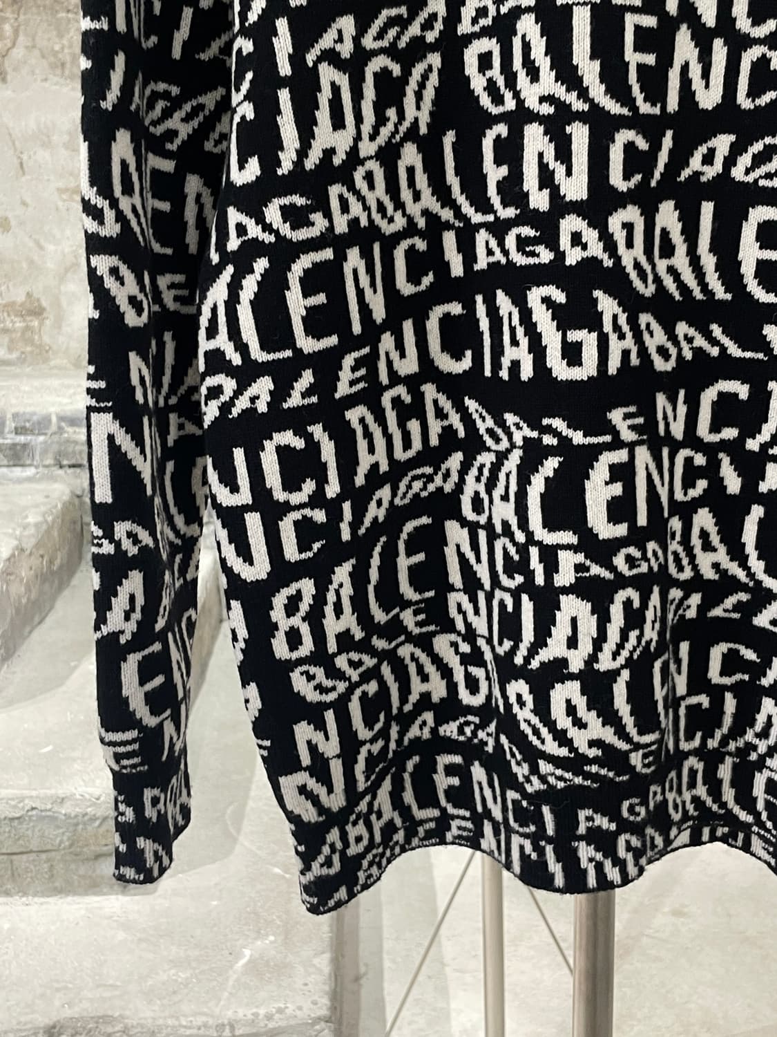 발렌시아가 블랙 자카드 터틀넥 울 스웨터 상품이미지4