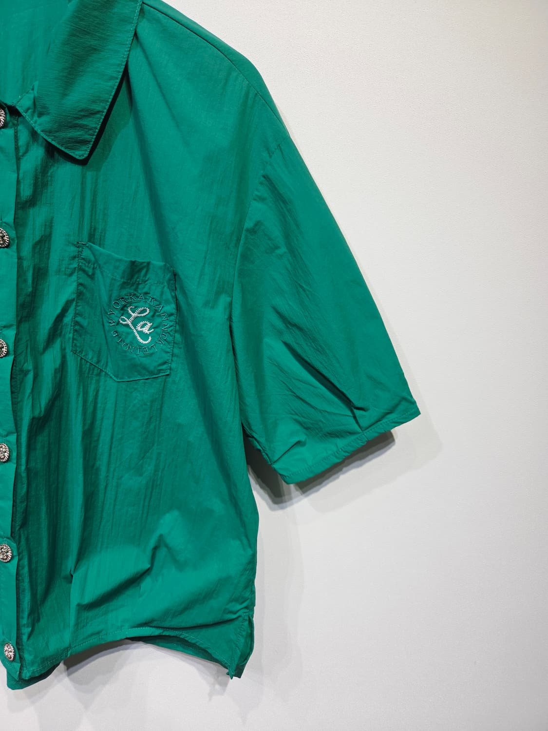 AK ANNE KLEIN 그린 포켓 크롭 반팔 셔츠 상품이미지4