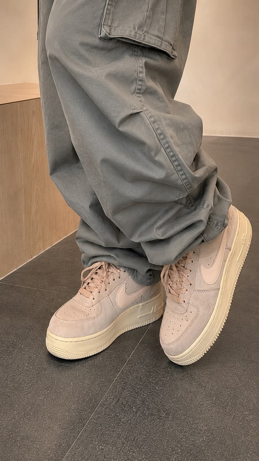 NIKE 나이키 에어포스 1 '07 LX 페일 바닐라 (스웨이드-베이지) 상품이미지1