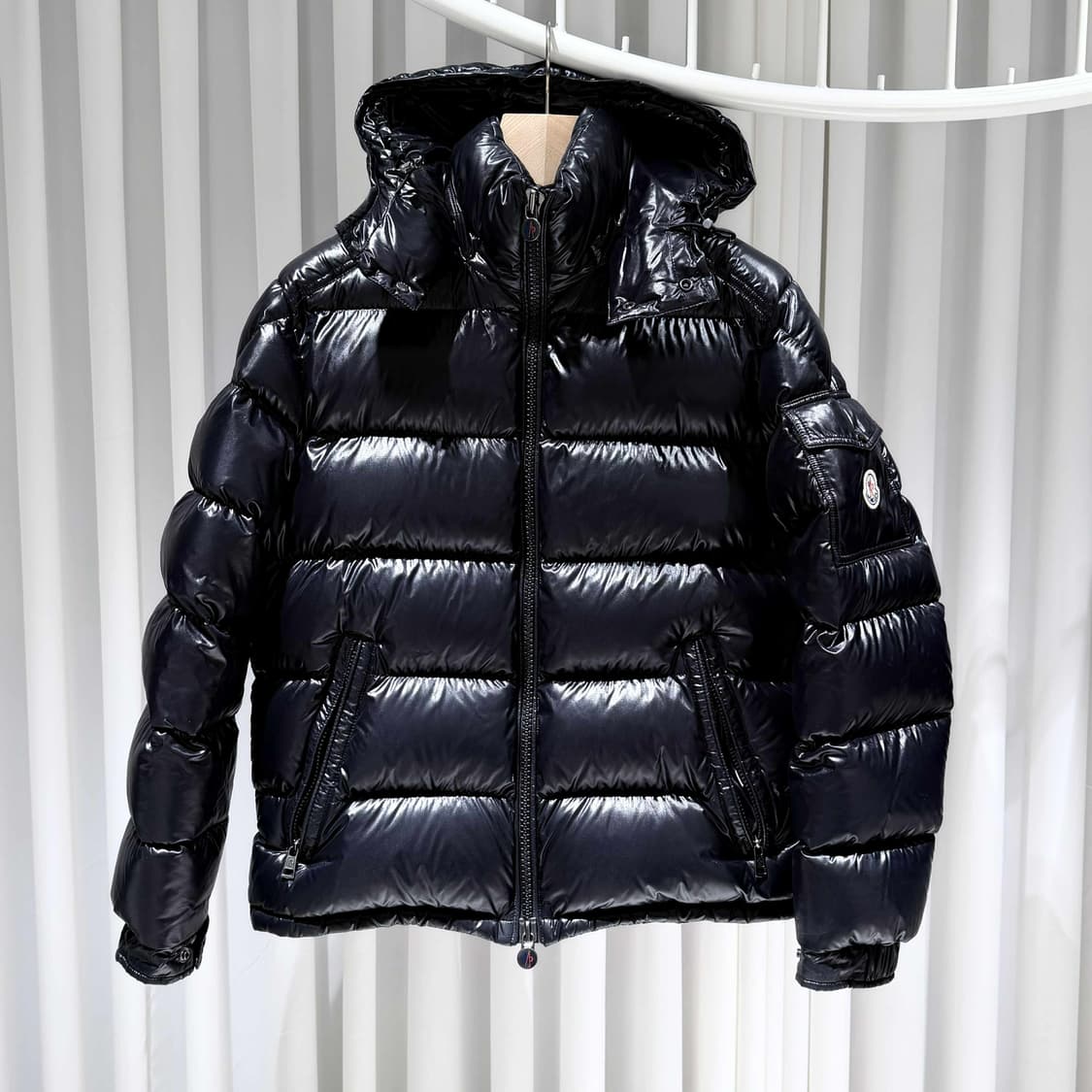 2 / 몽클레어 마야 MAYA 유광 블랙 숏 패딩 상품이미지1