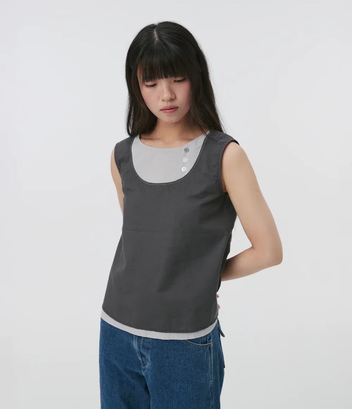 BUTTON LAYERED SLEEVELESS BLOUSE 상품이미지1