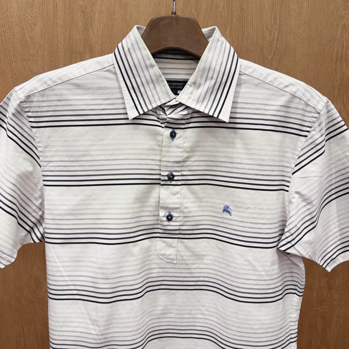 버버리 블랙라벨 스트라이프 반팔 셔츠 로고 자수 히든 버튼 카라 화이트 상품이미지4