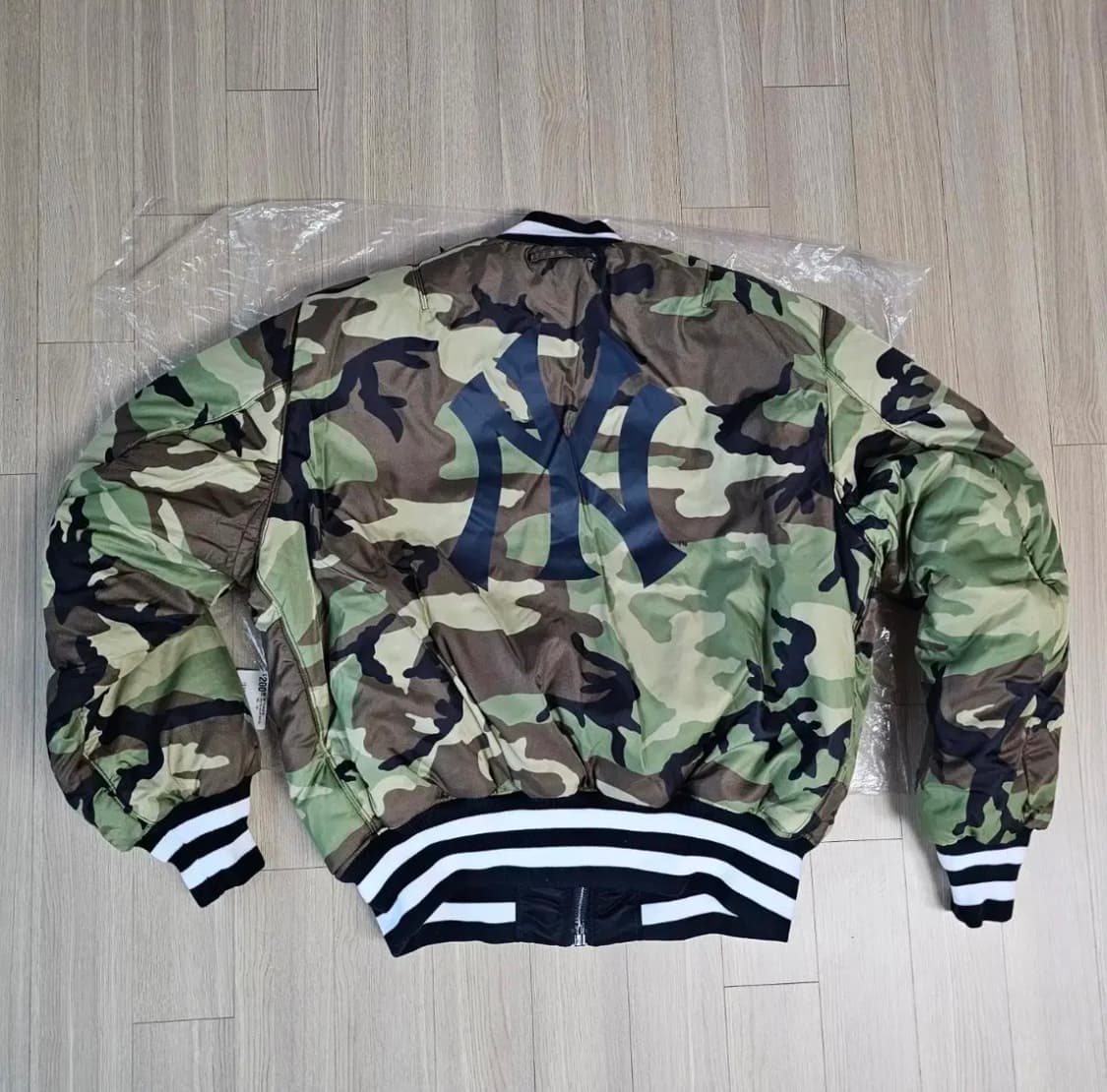 XL 새제품) 뉴에라 양키스 X 알파 인더스트리 MA-1 봄버 패딩 양면 상품이미지5