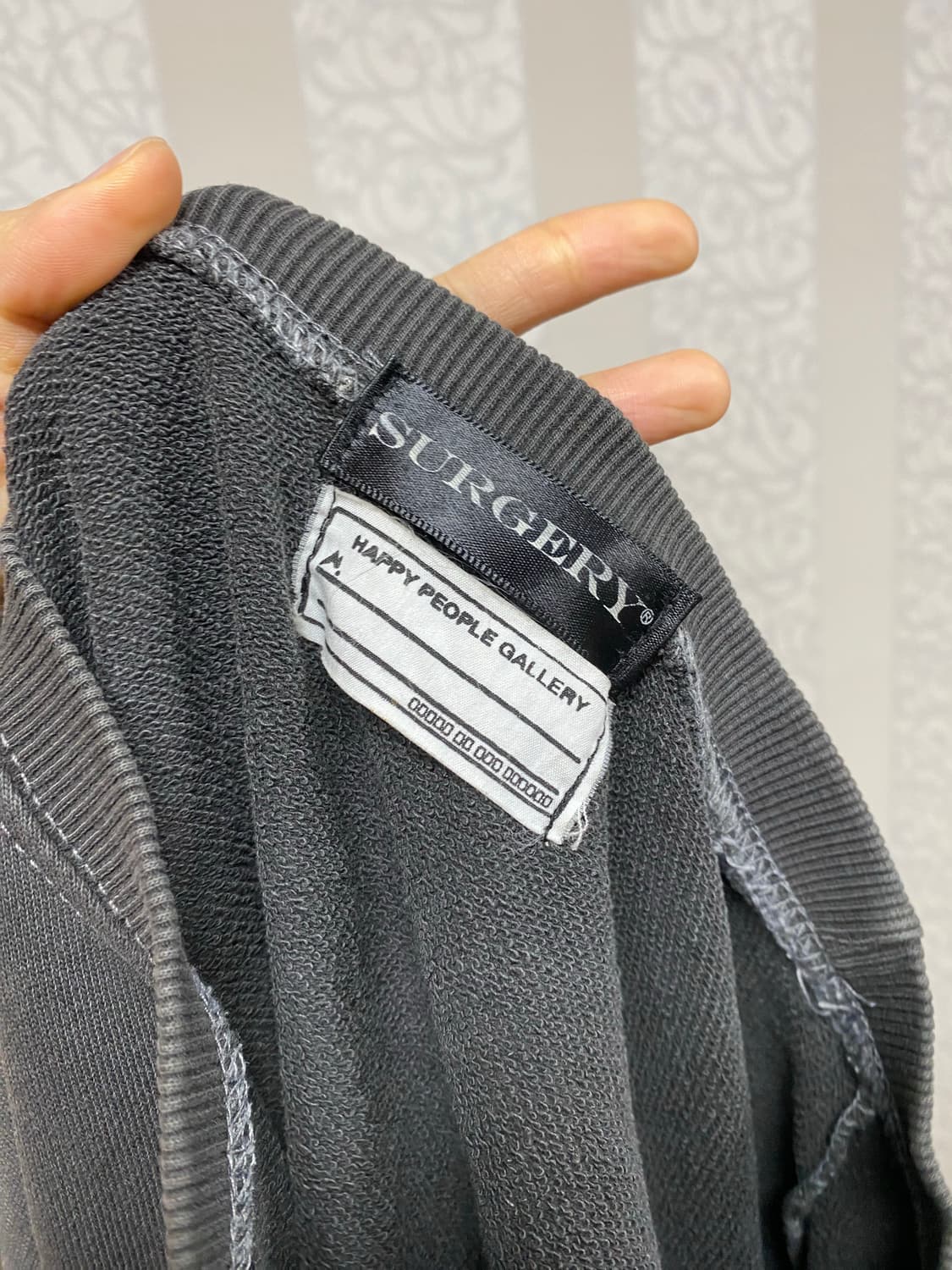 써저리 x 해피피플갤러리 맨투맨 챠콜 os 상품이미지2
