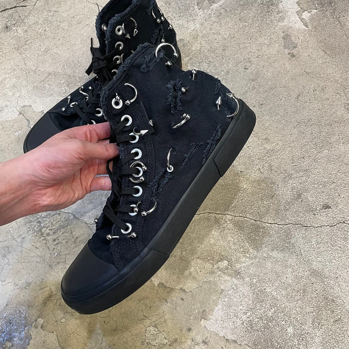 발렌시아가 파리 피어싱 스니커즈 상품이미지4