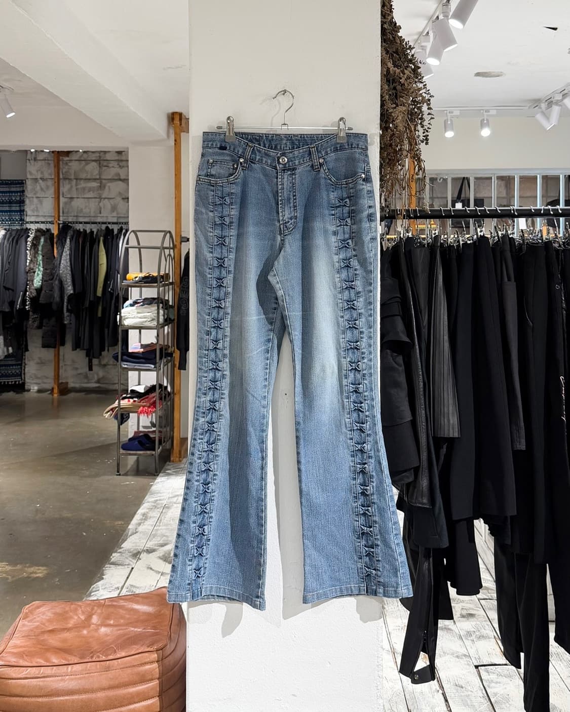 라이크진스 사이드 리본 디테일 부츠컷 데님진 상품이미지1