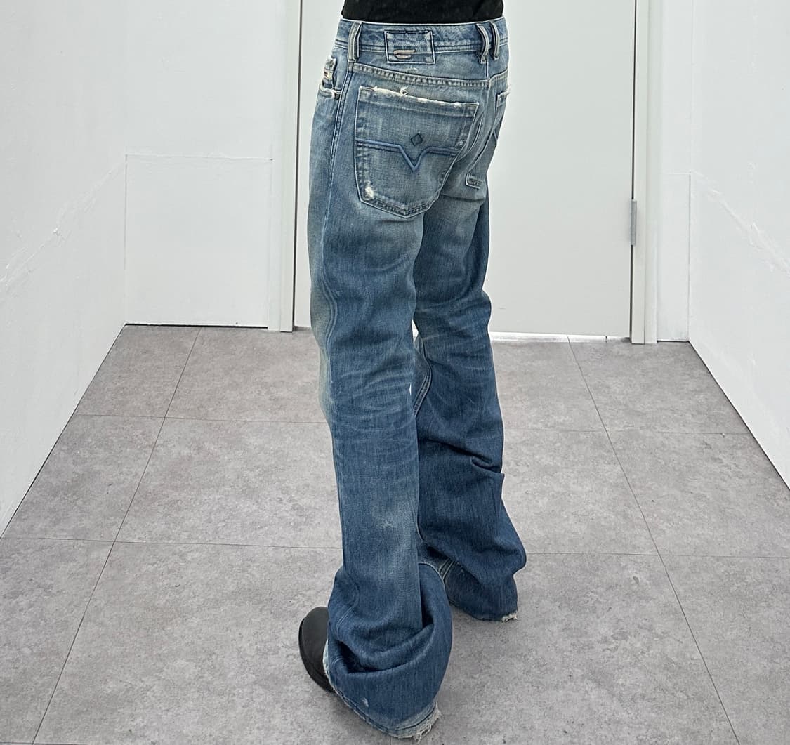 Diesel Distressed Indigo Bootcut Denim 상품이미지1