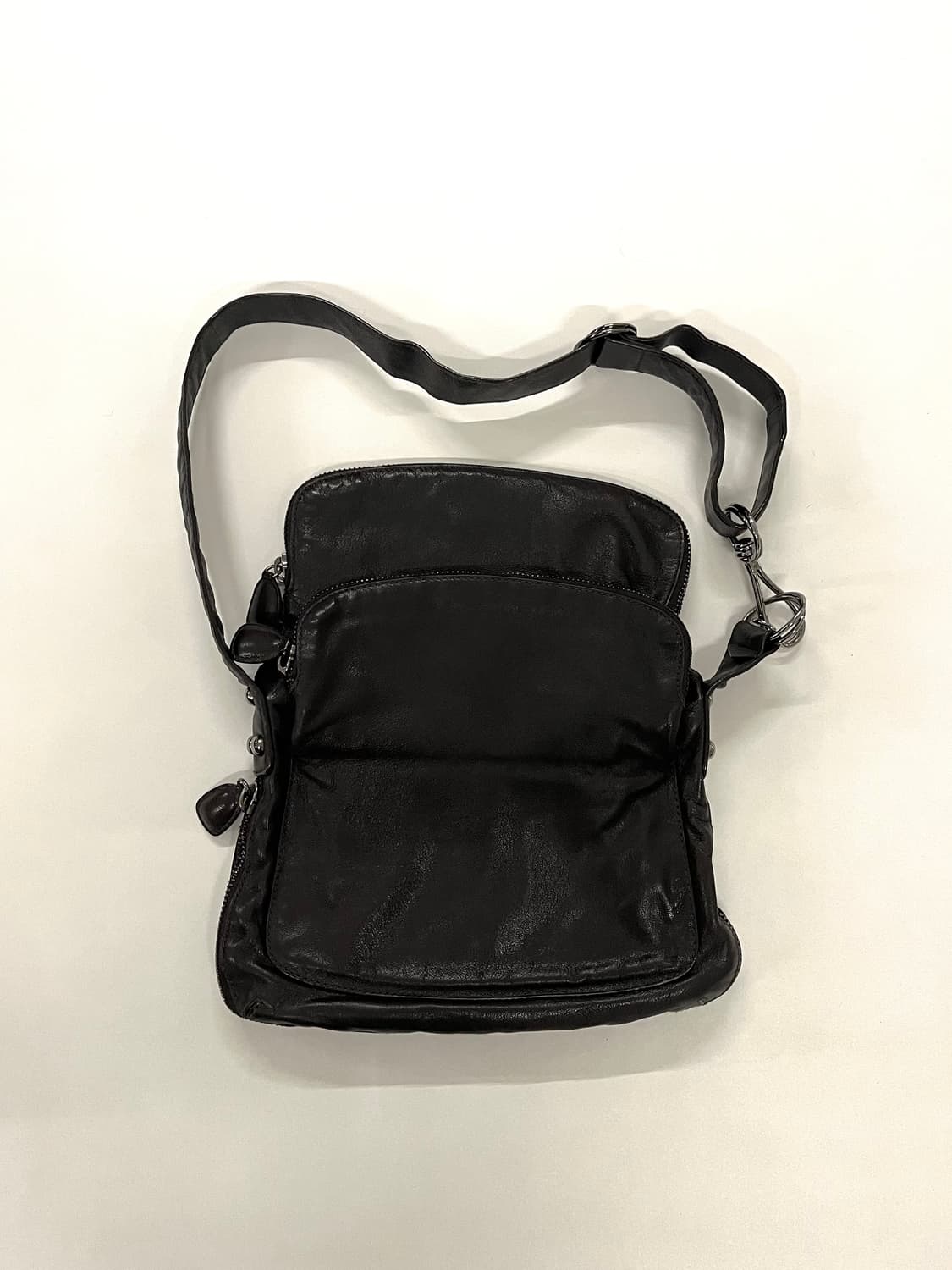 도나카란 컬렉션 지퍼 레더백 상품이미지5