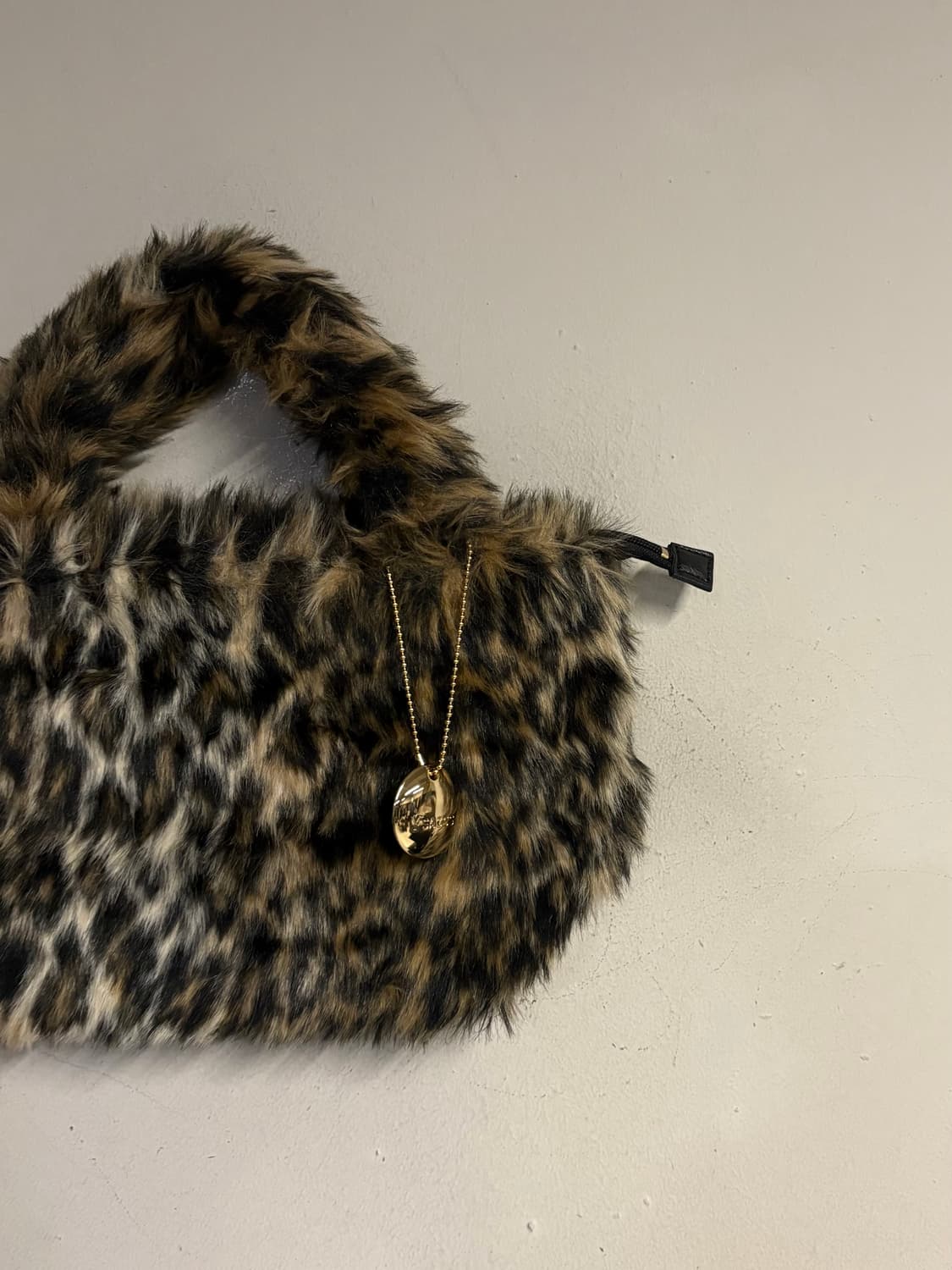 Y‘SACCS faux fur hand bag -5 (room) 상품이미지4