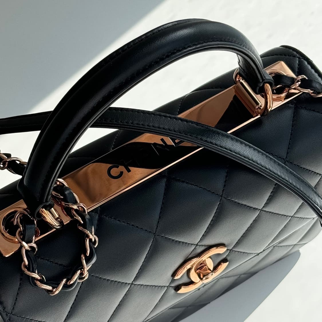 [신품급] 샤넬 트렌디 CC 탑 핸들 스몰 플랩백 블랙 금장 상품이미지6