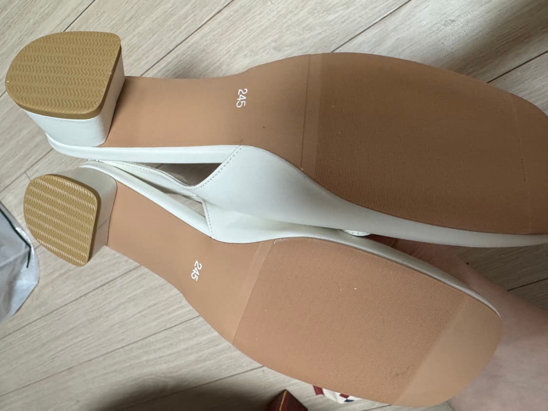 새상품) 마뗑킴 리본 디테일 슬링백 화이트 245 상품이미지4