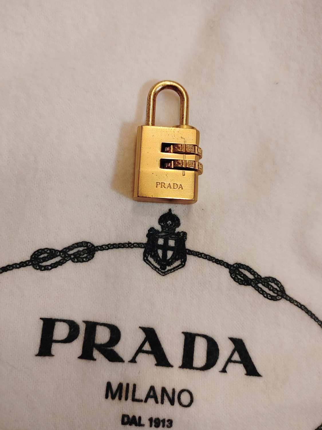 프라다 자물쇠 상품이미지1