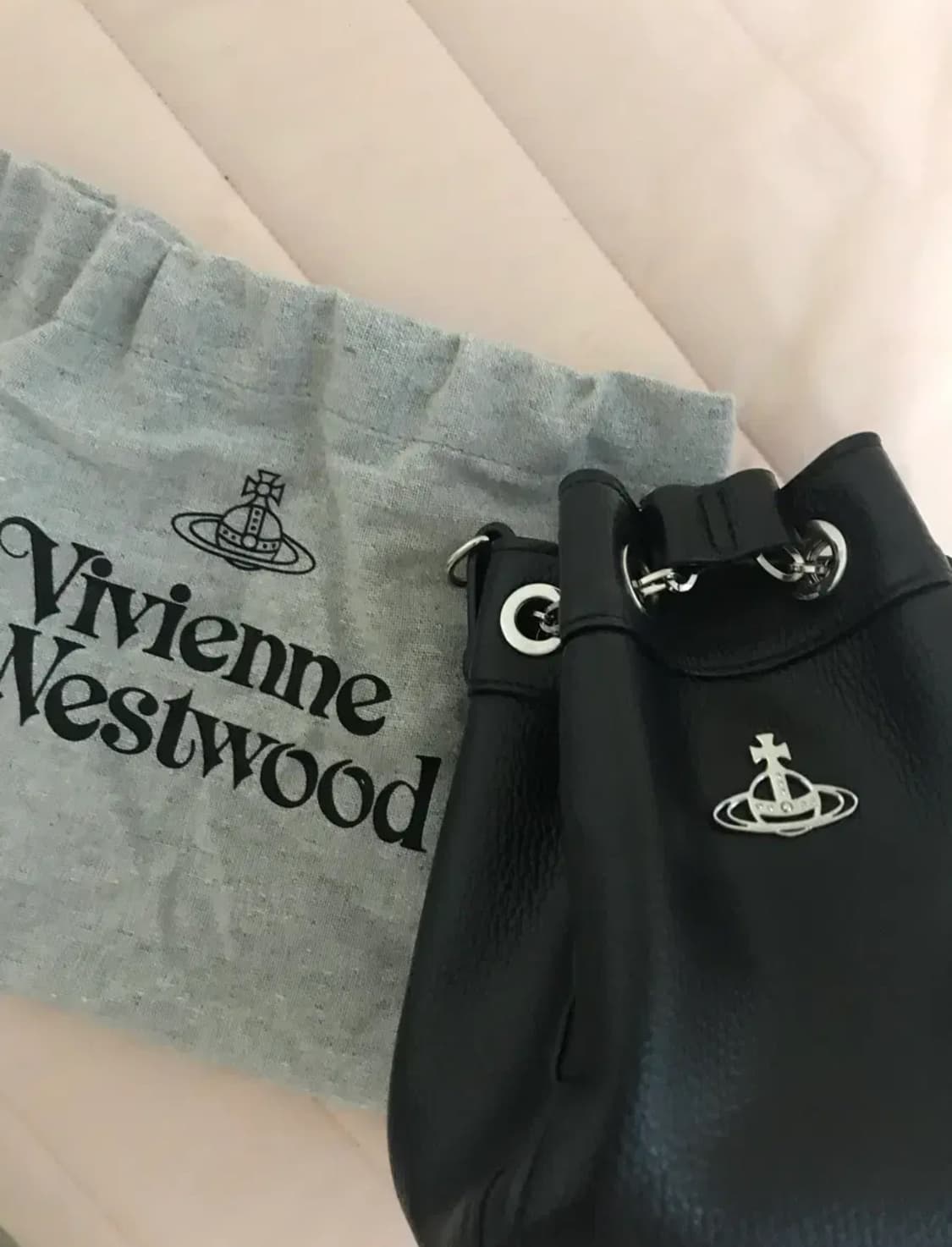 비비안 웨스트우드 크리시 스몰 버킷백 블랙 상품이미지1