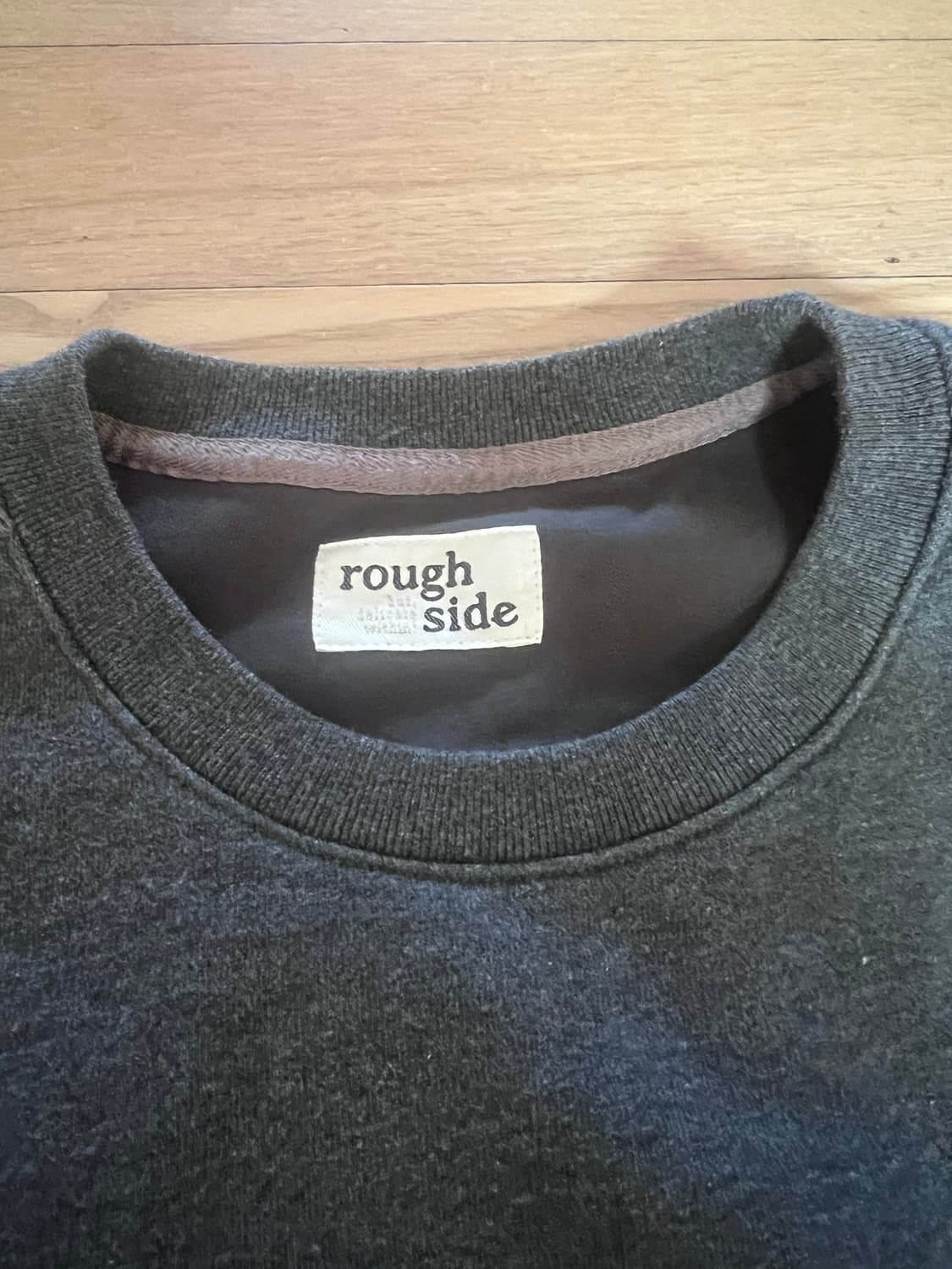 러프사이드 맨투맨 그라파이트 1사이즈 상품이미지3