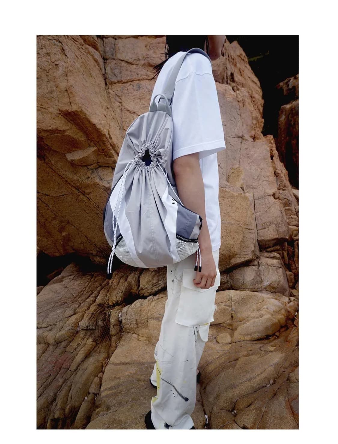 디퍼런트이즈오케이 트래킹 슬링백 가방 화이트 상품이미지2