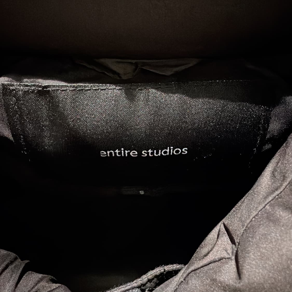 (정품/새상품) 엔타이어 스튜디오 남성 블랙 필로우 봄버 덕다운 패딩 상품이미지2