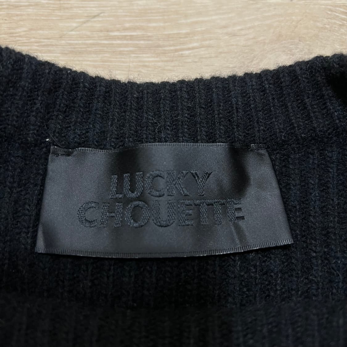 럭키슈에뜨 여성 슈에뜨 빅로고 라운드넥 니트 [블랙] FREE 상품이미지4