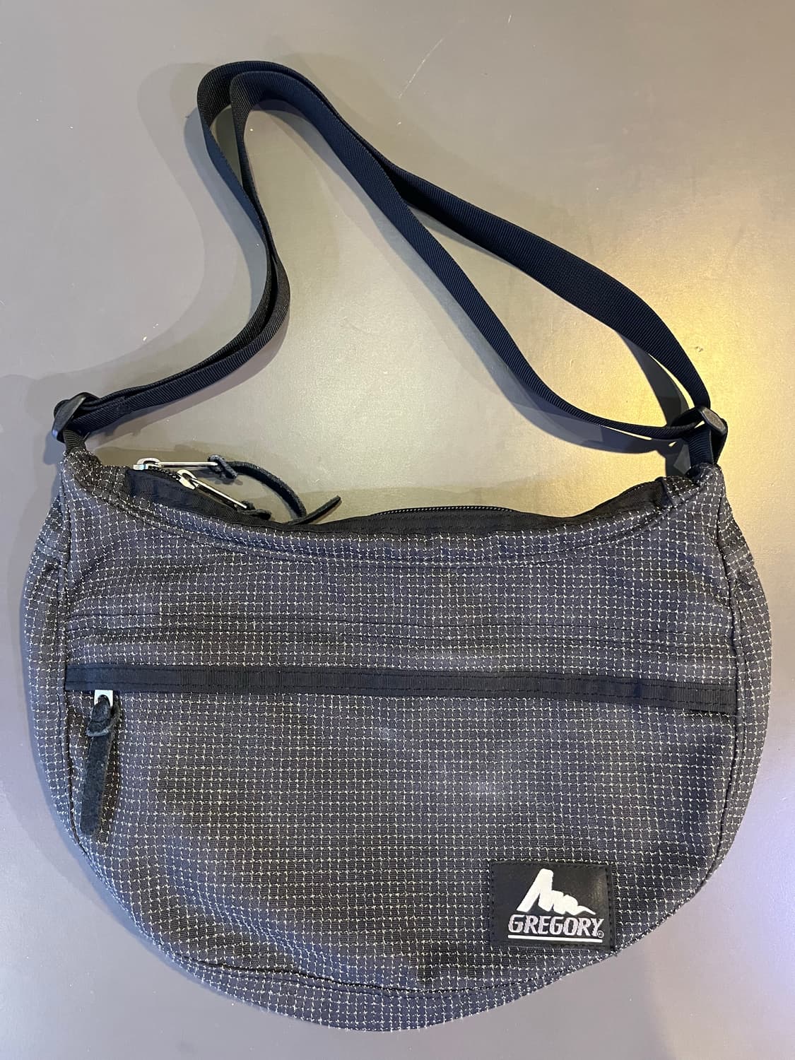 그레고리 구형 로고 사첼백 상품이미지1