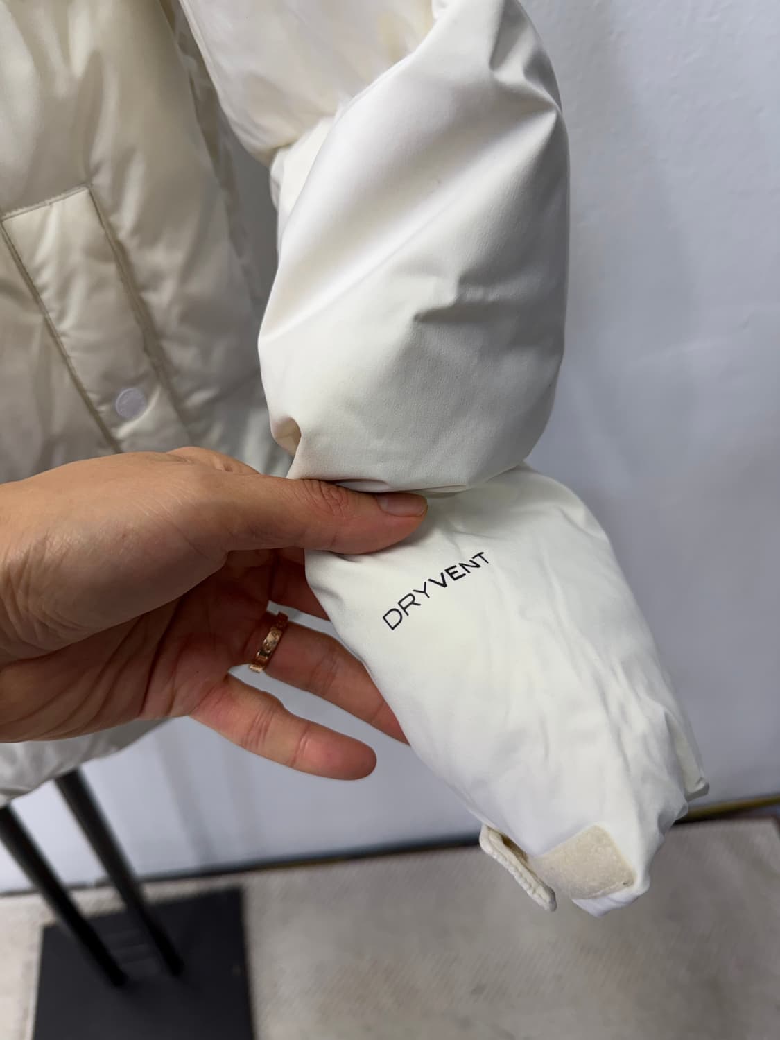 정품) 노스페이스 여성 DRYVENT 화이트라벨 구스패딩 S 상품이미지4