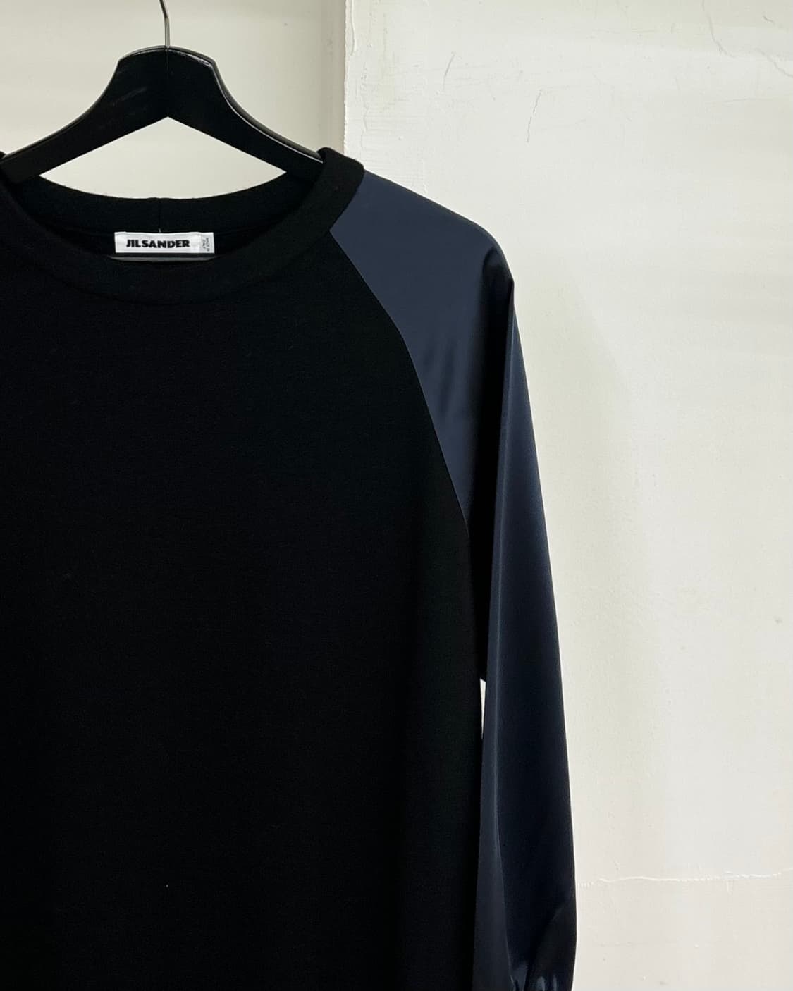 질센더 블랙 실크 롱 슬리브 드레스 상품이미지4