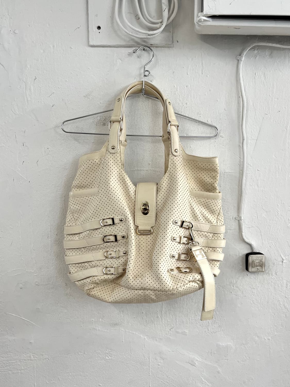 지미추 퍼포레이티브 버클 레더백 상품이미지1