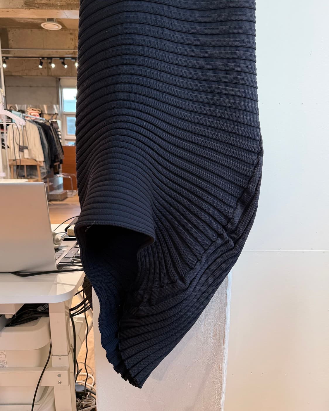 이세이미야케 블랙 링컬 에이시멋리 미디스커트 상품이미지7