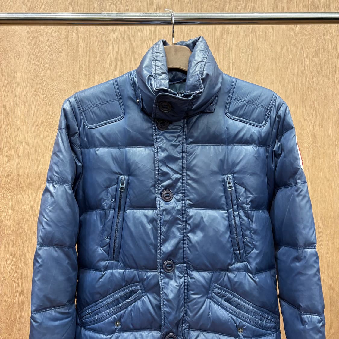 디젤 하이넥 나일론 퀄팅 패딩 점퍼 니트 시보리 로고 패치 디테일 블루 상품이미지4