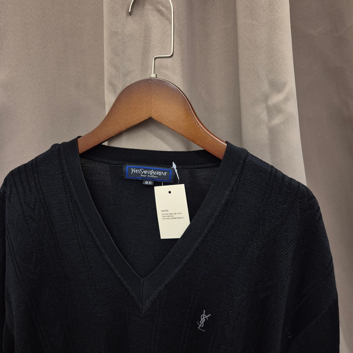 입생로랑 블랙 V넥 니트 스웨터 상품이미지2