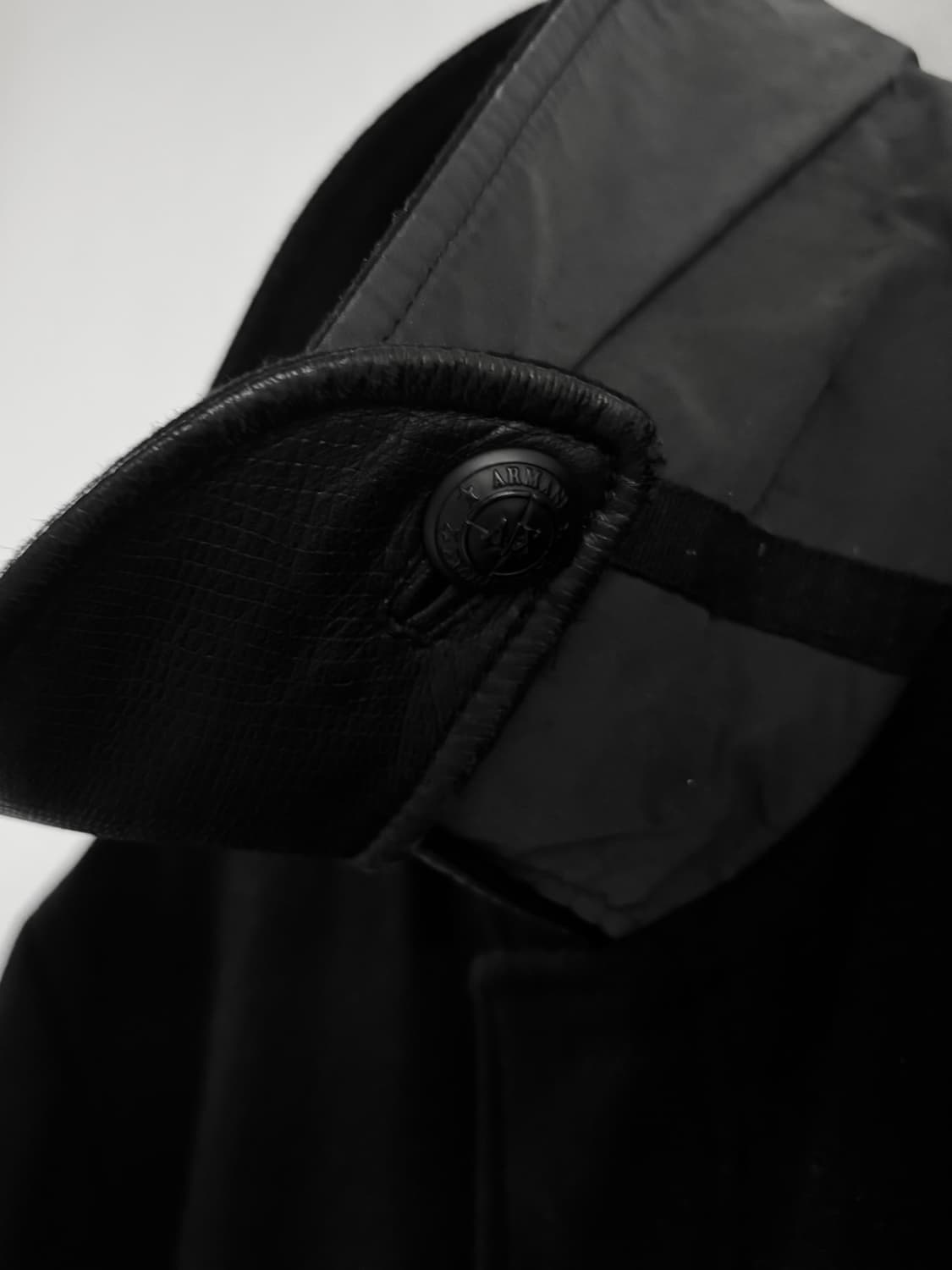 아르마니 익스체인지 하이넥 레더 카라 맥코트 상품이미지8