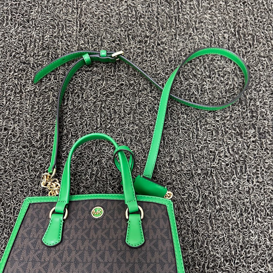 마이클코어스 시그니처 샹탈 여성 크로스백 그린 상품이미지3