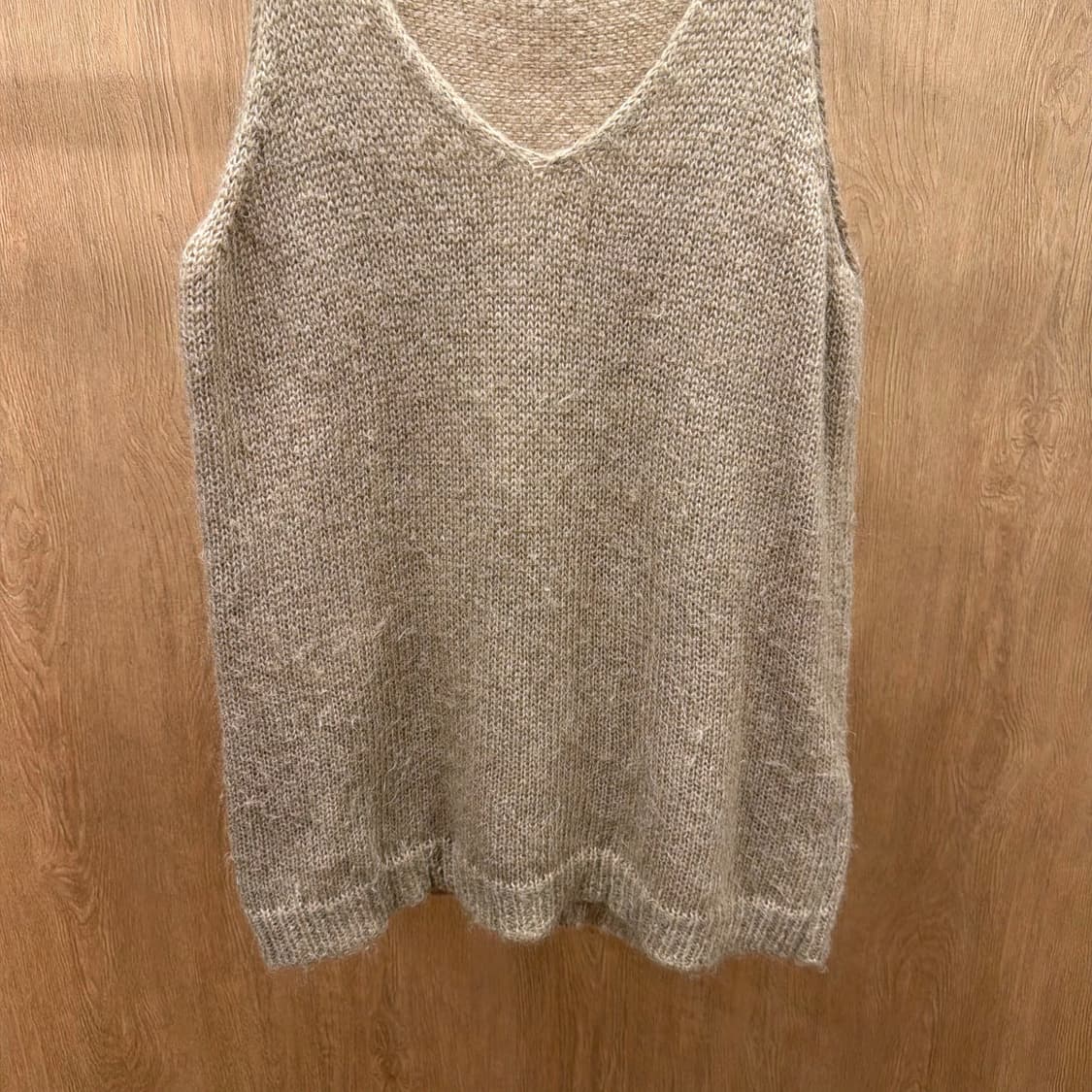 이자벨마랑 에뚜왈 브이넥 슬리브리스 니트 무지 디테일 루즈핏 베이지 상품이미지5