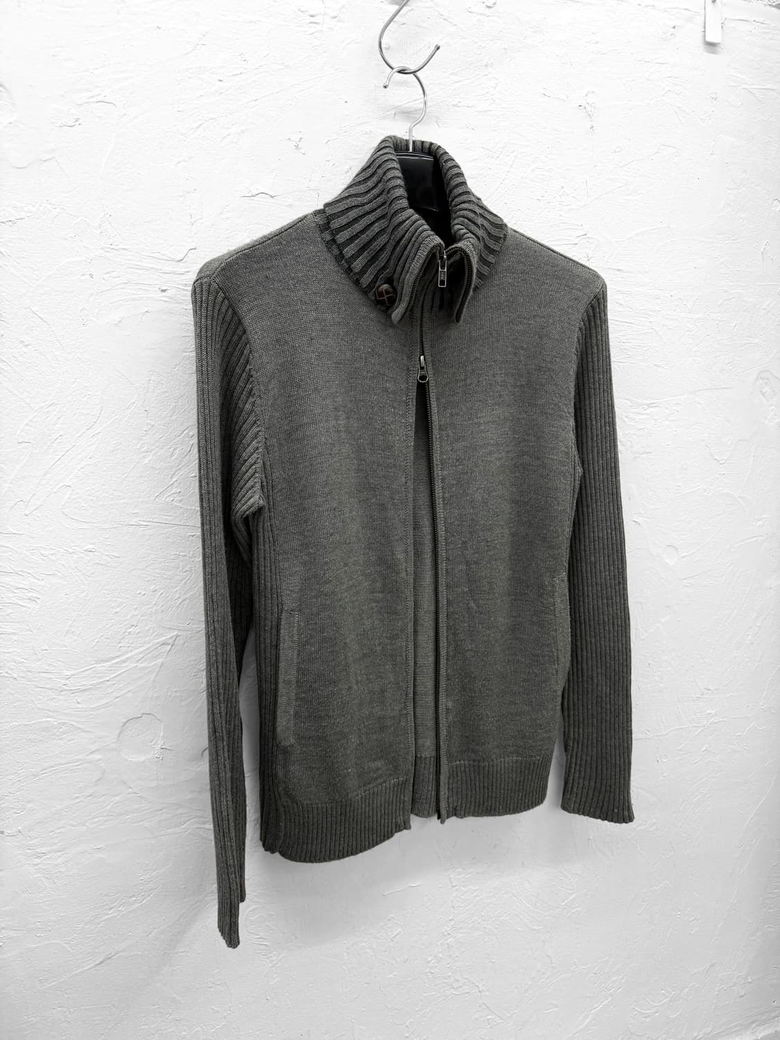 캐서린 햄넷 하이넥 투웨이 니트집업 상품이미지5