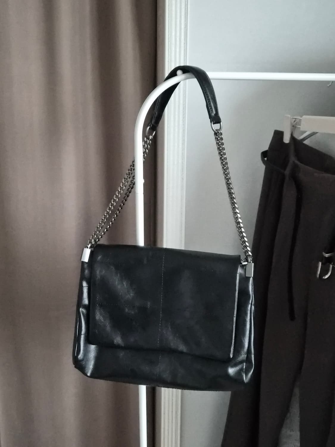 자라 락 플립 숄더백 (블랙+아이보리) 상품이미지1