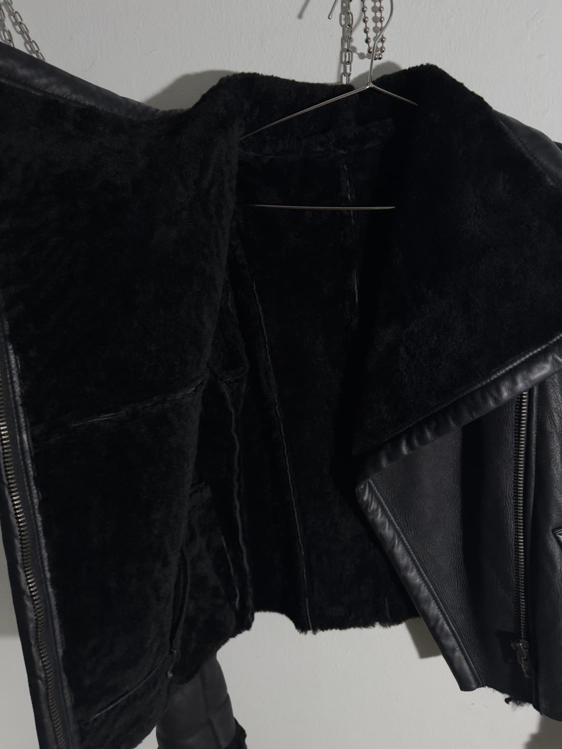 asymmetric 하이넥 드레이프 레더 무스탕 상품이미지4