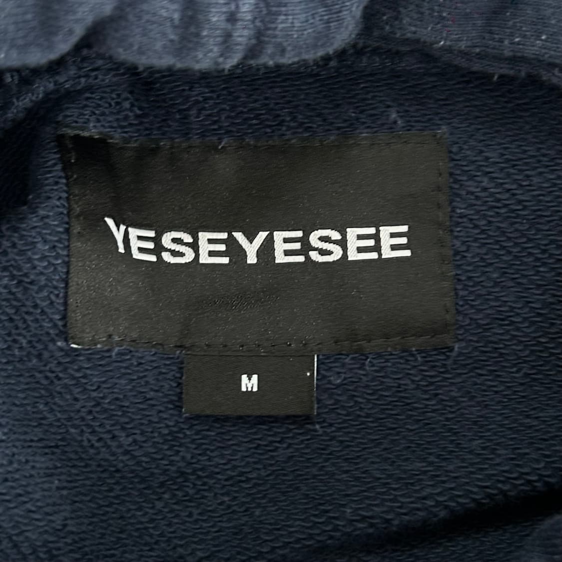 Yeseyesee 예스아이씨 백 포인트 로고 네이비 후드티 상품이미지5