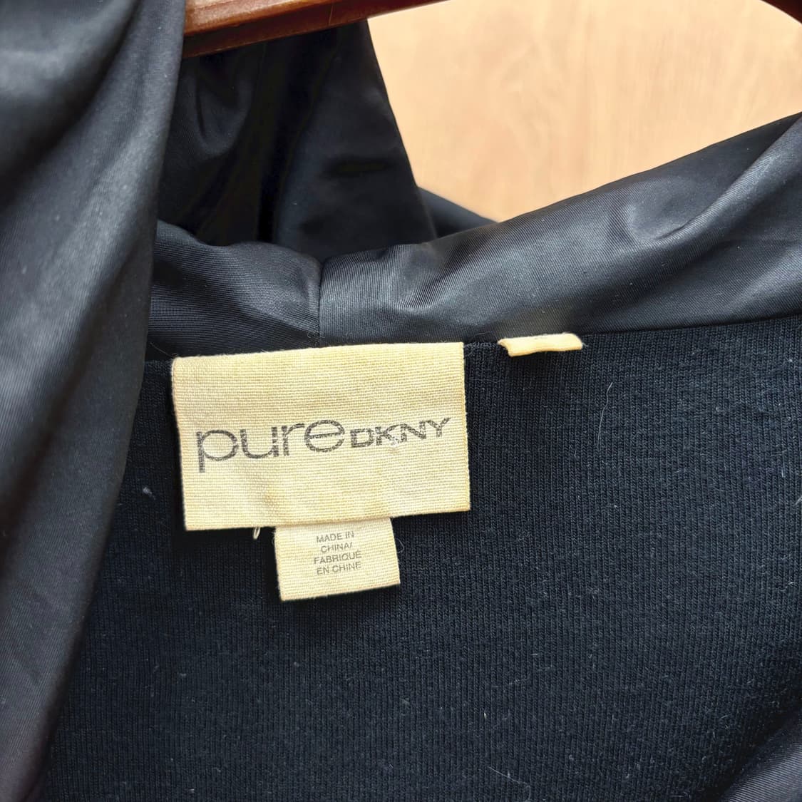 도나카란 뉴욕 다운 점퍼 언발란스 집업 밑단 스트링 디테일 레귤러핏 블랙 상품이미지7