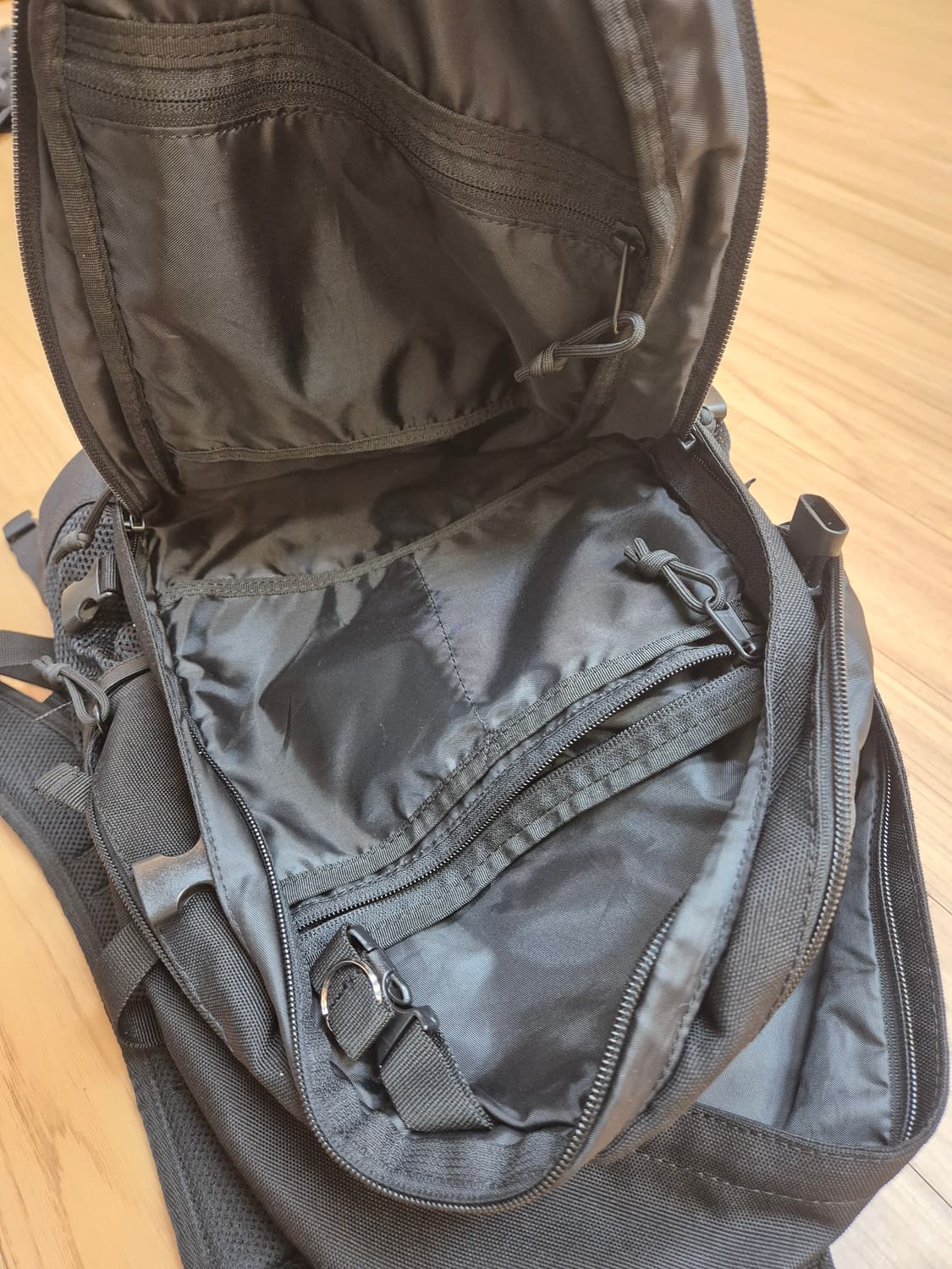 커버낫 검정색 백팩 판매합니다. 전반적으로 깔끔한 디자인에 수납공간도 넉 상품이미지3