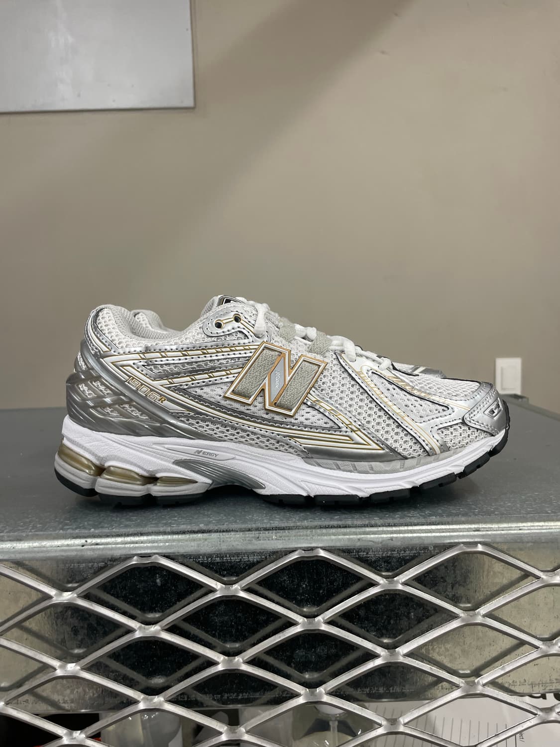 뉴발란스 1906R 화이트 메탈릭 실버 240 상품이미지4