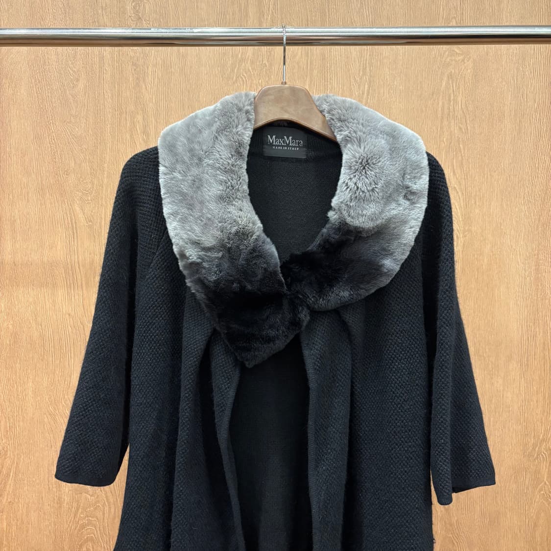 막스마라 A라인 7부 오픈형 니트 코트 그레이 퍼 카라 포켓 디테일 블랙 상품이미지4