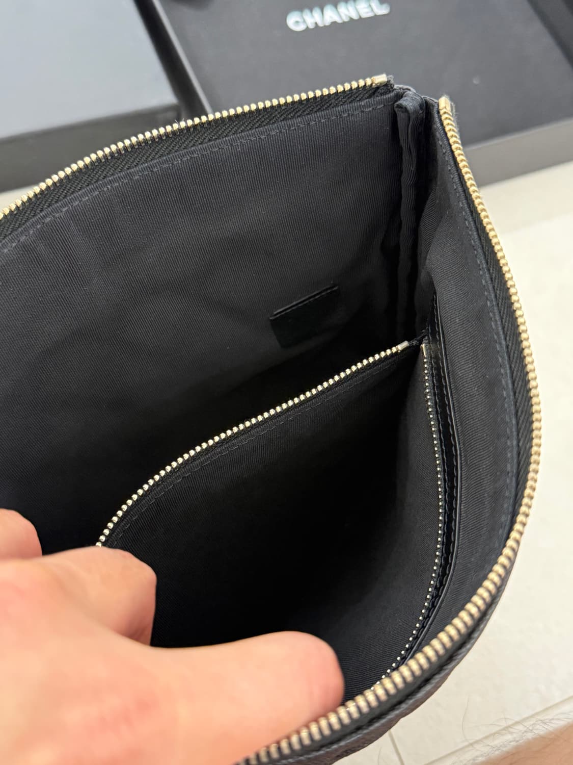 샤넬 보이 캐비어 금장 블랙 미디움 상품이미지5