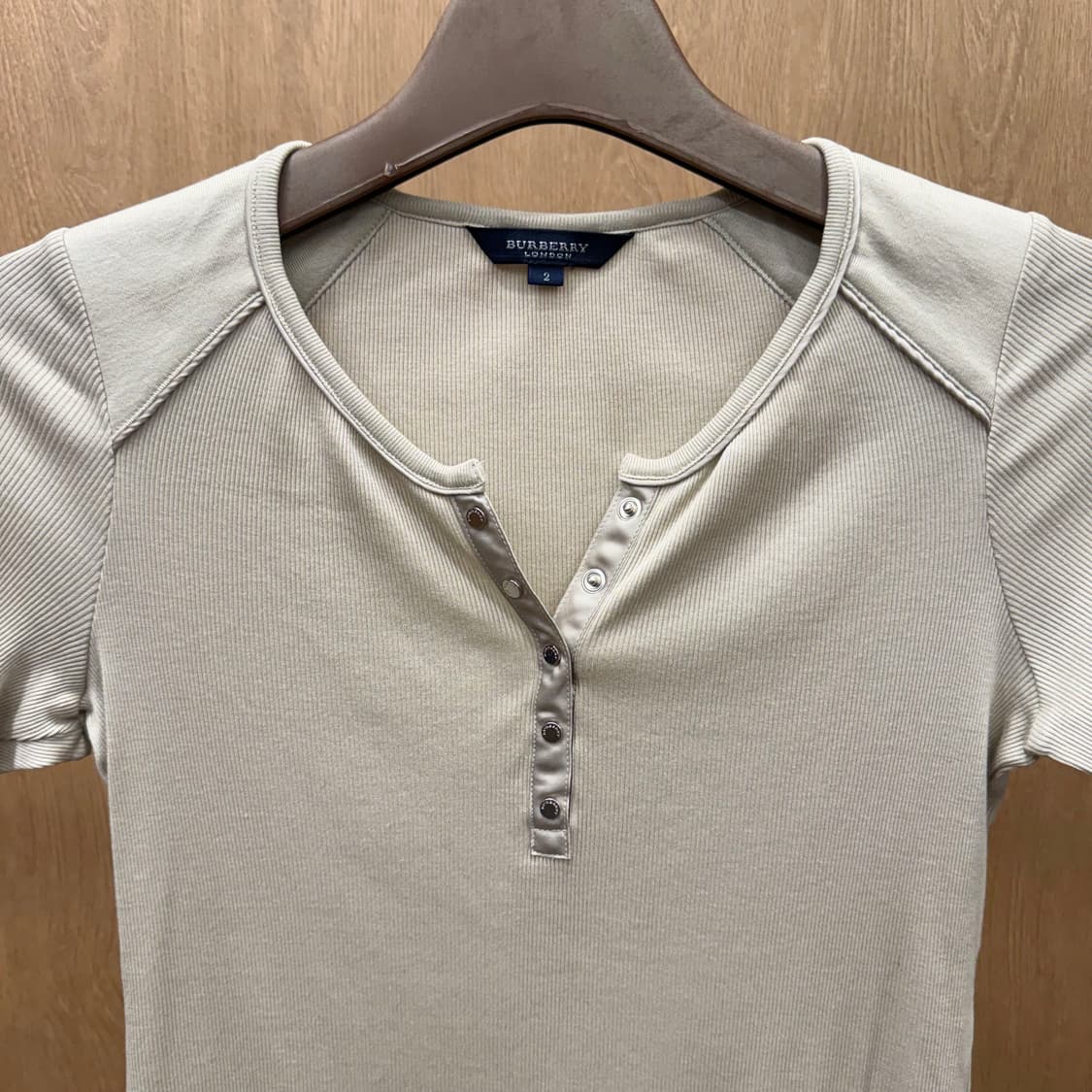 버버리 런던 반팔 티셔츠 골지 버튼 로고 디테일 슬림핏 베이지 상품이미지4