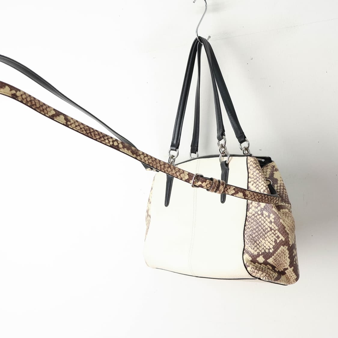 코치 가죽 숄더 크로스백 상품이미지3