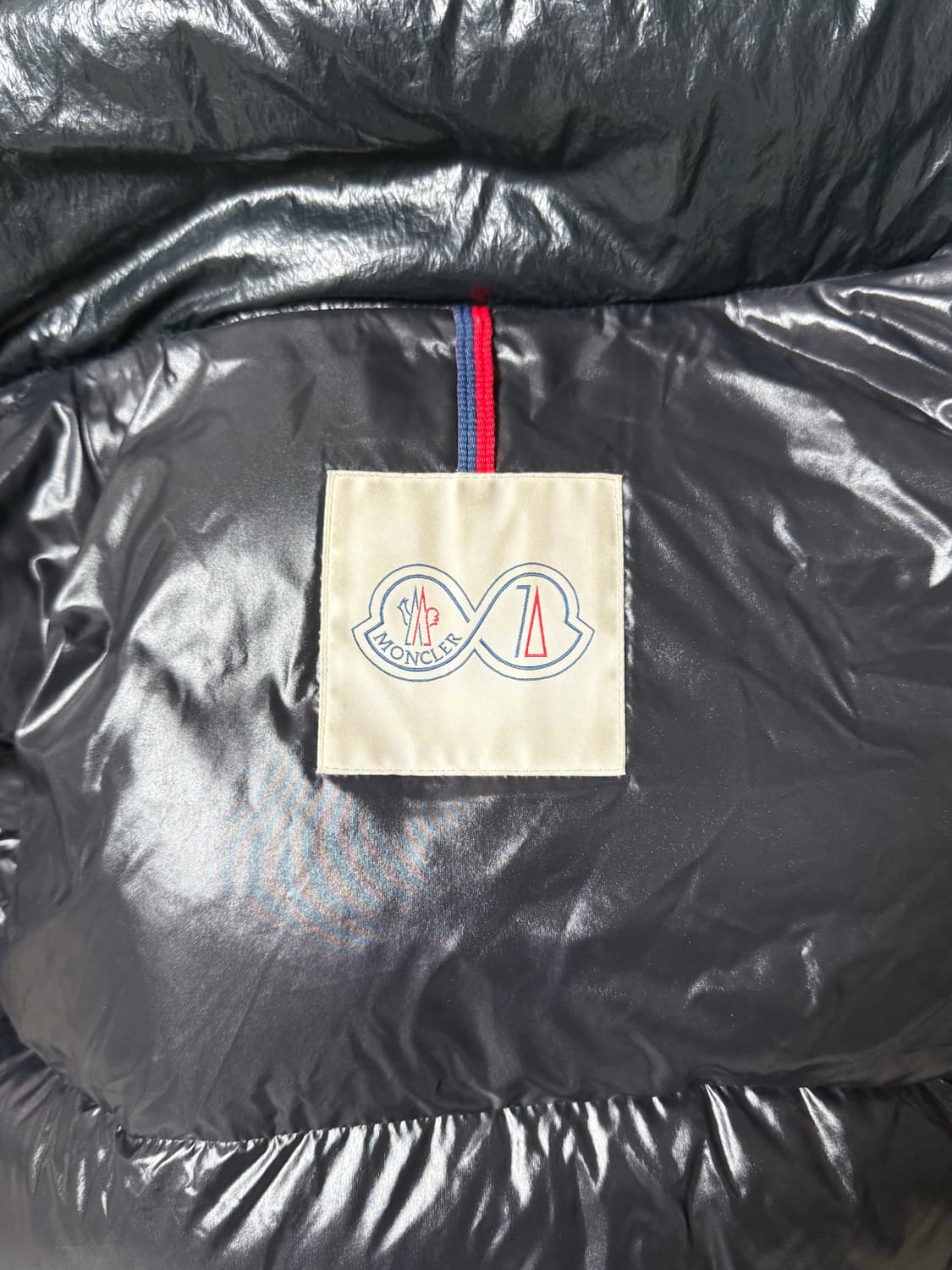 몽클레르 마야 70 쇼트 다운 자켓 블랙 - 22FW 2사이즈 상품이미지4